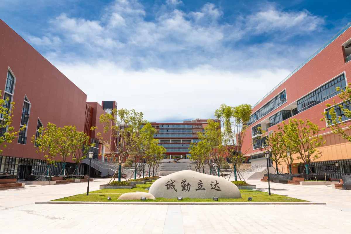 重庆八中两江龙兴中学校校园照片3