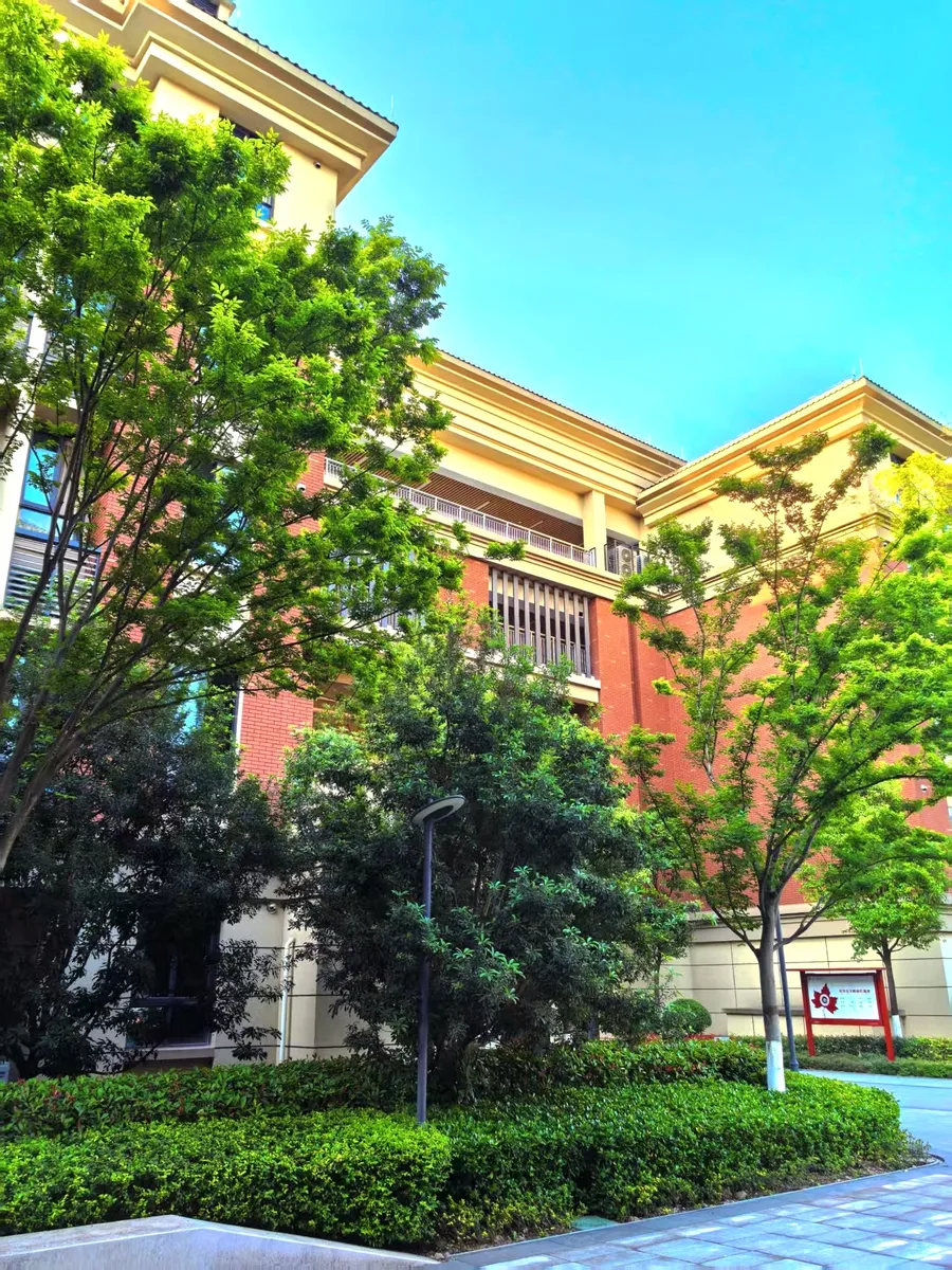 重庆八中两江腾芳中学校校园照片3