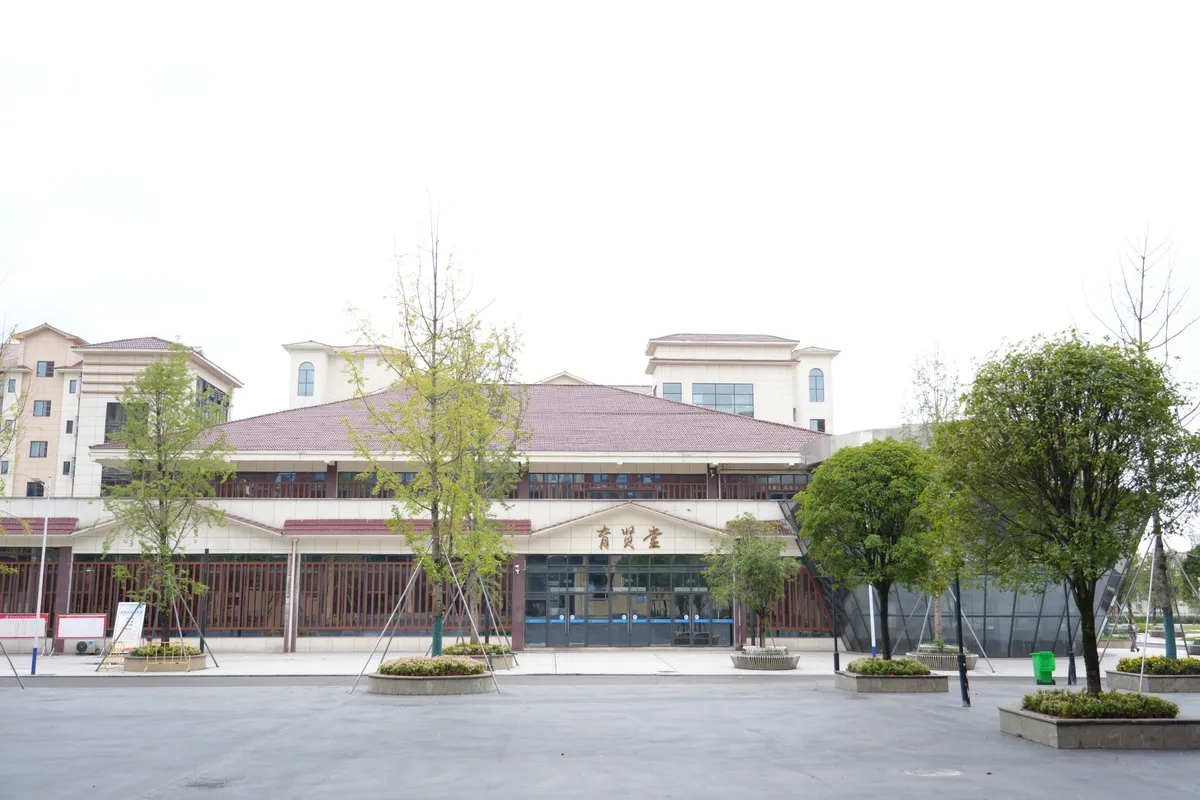 重庆八中广安友谊学校校园照片2