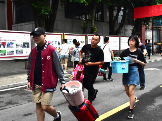 2019.9.1重庆八中树人中学含谷校区喜迎新生简报(2)431.png