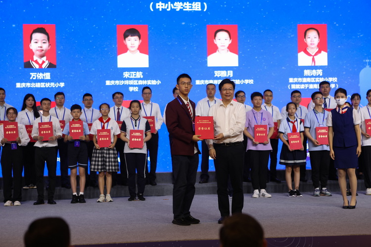 图2——胡衡华市长为我校学生颁发荣誉证书_调整大小.jpg