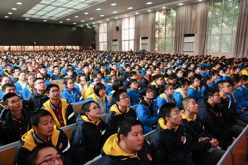 学生聚精会神听聂建国院士讲课_调整大小.jpg