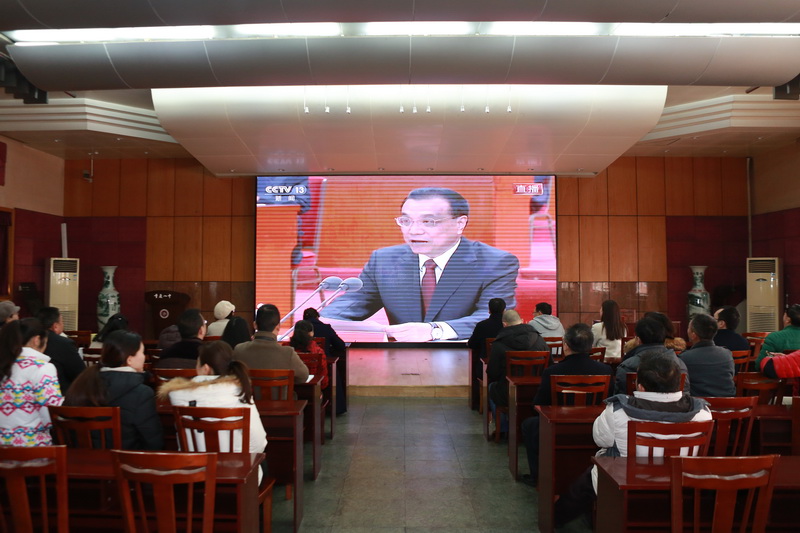 校领导和教职工收看改革开放40周年庆祝大会2（沙坪坝校区）_调整大小.jpg