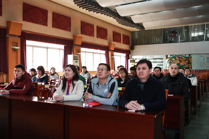 校领导和教职工收看改革开放40周年庆祝大会（沙坪坝校区）_调整大小.jpg