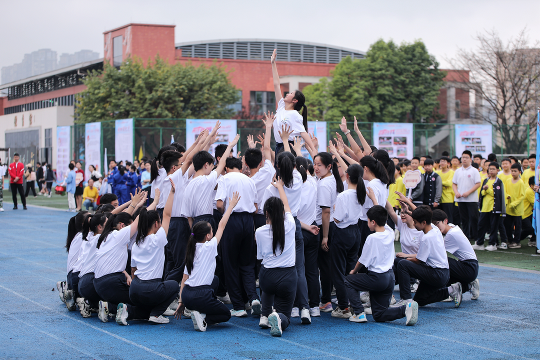 辰龙登甲第少年上春山重庆两江八中举行第九届田径运动会