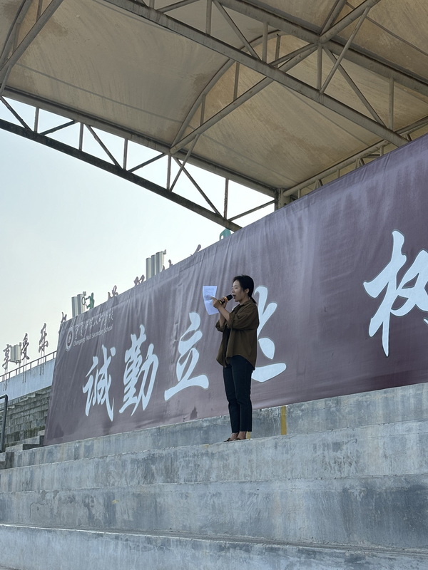 未来——重庆八中渝北校区第十三周主题升旗仪式 